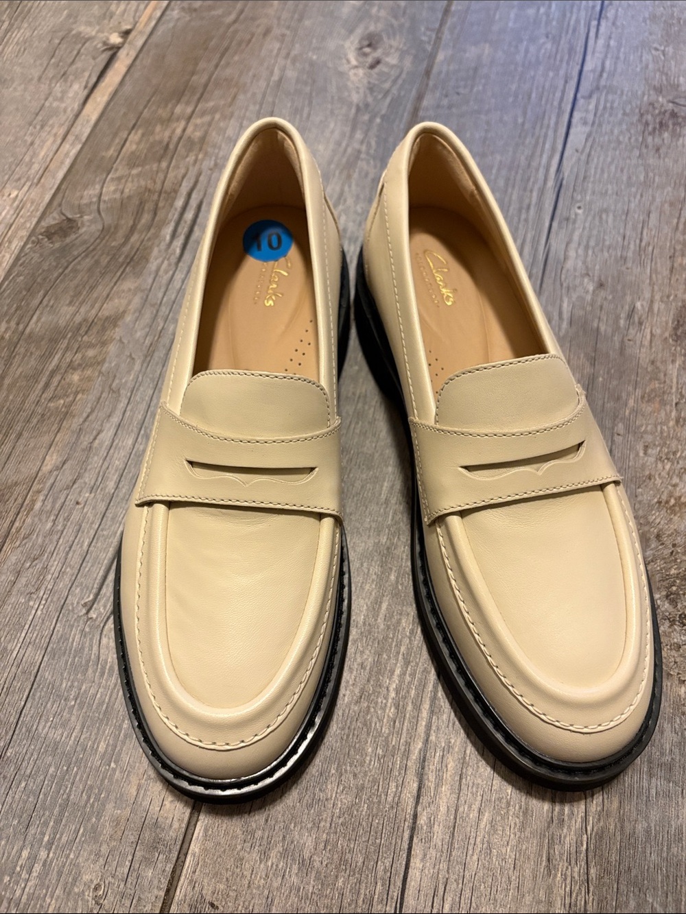 🆕 Clarks cream Leather splend edgeLoafers